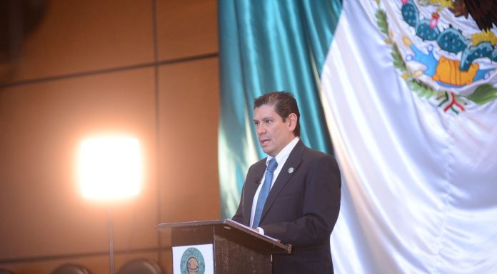 Ernesto Núñez presenta iniciativa para tipificar la “adulteración química” de bebidas y combatir el “drink spiking”