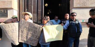 Colectivos bloquean acceso al Congreso de Michoacán por desincorporación de 38 inmuebles