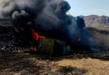 Camión de carga vuelca y se incendia en la autopista Siglo XXI