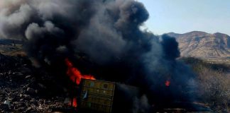 Camión de carga vuelca y se incendia en la autopista Siglo XXI