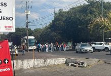 Bloqueo de normalistas perjudica el tránsito en la zona del Distribuidor Vial Salida a Pátzcuaro