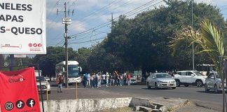 Bloqueo de normalistas perjudica el tránsito en la zona del Distribuidor Vial Salida a Pátzcuaro