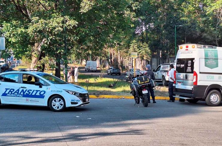Motociclista muere al chocar contra un árbol en el Libramiento de Uruapan