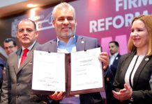 Bedolla firma decreto histórico que pone fin a la herencia de deudas en Michoacán