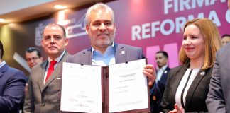 Bedolla firma decreto histórico que pone fin a la herencia de deudas en Michoacán