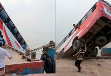 VIDEO | Autobús cae a un río con pasajeros dentro y deja decenas de muertos