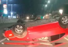 Vuelca auto en puente de la avenida Madero Poniente de Morelia