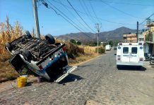 Vuelca combi en Zitácuaro