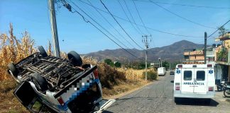 Vuelca combi en Zitácuaro