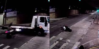 VIDEO FUERTE | Motociclista sale volando tras brutal choque contra un camión