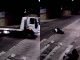 VIDEO FUERTE | Motociclista sale volando tras brutal choque contra un camión