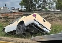Se accidenta camioneta cerca del Estadio Morelos
