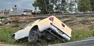 Se accidenta camioneta cerca del Estadio Morelos