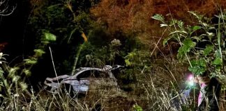 Taxi se desbarranca en la carretera Uruapan – Lombardía; hay un lesionado