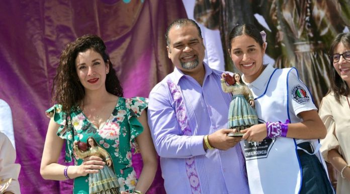 Reconoce Víctor Vázquez a la mujer peruanícense