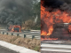 Camioneta se incendia sobre la autopista Siglo XXI