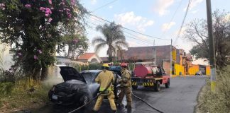 Incendio de vehículo moviliza a bomberos en Purépero; no hay personas lesionadas