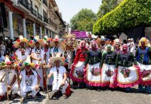 El color y la música inundaron las calles de Uruapan con más de mil 500 artesanos en el desfile Tianguis Artesanal de Domingo de Ramos
