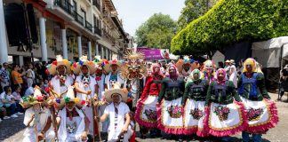 El color y la música inundaron las calles de Uruapan con más de mil 500 artesanos en el desfile Tianguis Artesanal de Domingo de Ramos