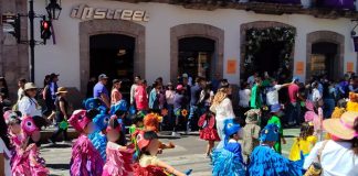 Animalitos salvajes, plantas exóticas y personajes de películas participaron en el desfile de la Primavera de los Jardines de Niños