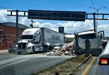 Camión con cargamento de cemento choca contra camellón y poste metálico en Morelos Norte de Morelia