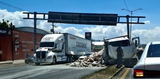 Camión con cargamento de cemento choca contra camellón y poste metálico en Morelos Norte de Morelia