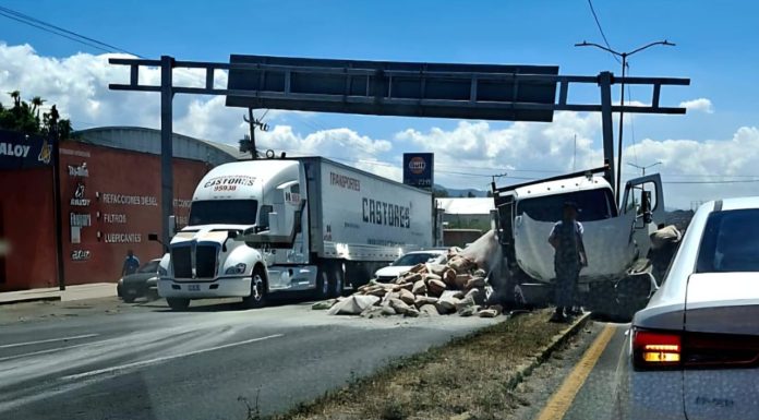 Camión con cargamento de cemento choca contra camellón y poste metálico en Morelos Norte de Morelia
