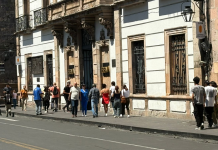 Madera y cierres, entre las medidas de algunos establecimientos en el centro de la ciudad por marchas del 8M