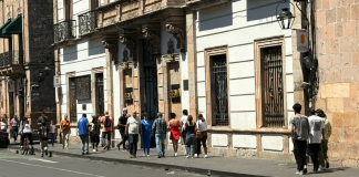 Madera y cierres, entre las medidas de algunos establecimientos en el centro de la ciudad por marchas del 8M