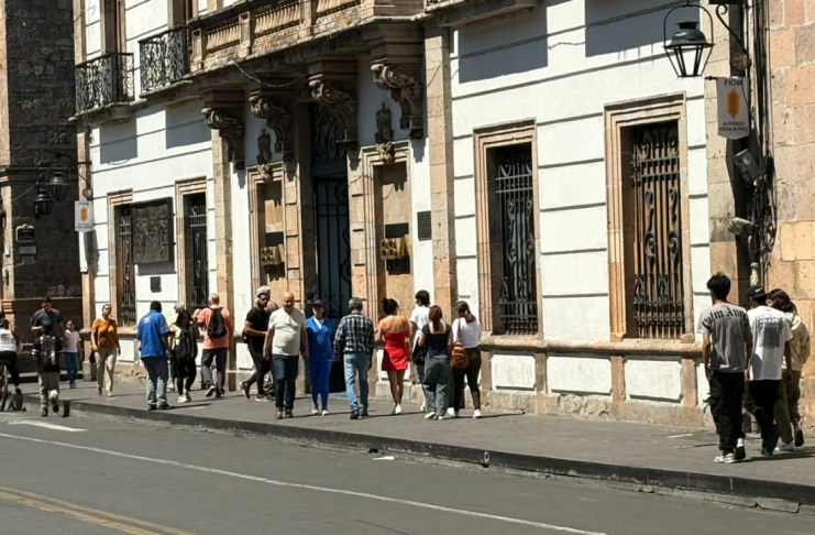 Madera y cierres, entre las medidas de algunos establecimientos en el centro de la ciudad por marchas del 8M