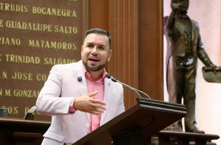 Plantea Reyes Galindo regular uso de celulares en escuelas primarias y secundarias de Michoacán