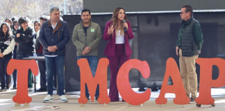 Realizan Xóchitl Ruíz y Ernesto Núñez entrega de uniformes deportivos a estudiantes del CECyTEM Capula