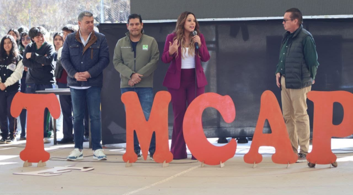 Realizan Xóchitl Ruíz y Ernesto Núñez entrega de uniformes deportivos a estudiantes del CECyTEM Capula