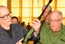 Cantautor cubano recibe fusil tras declarar que defendería a su país