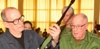 Cantautor cubano recibe fusil tras declarar que defendería a su país