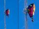 VIDEO// Globo aerostático choca y queda atorado en una torre con personas a bordo