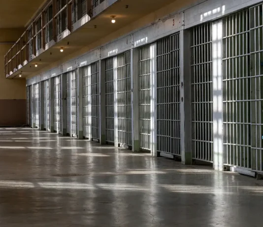 Exdirector de ISSSTECALI es arrestado en EU por intentar ingresar metanfetamina