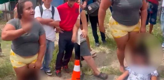 #VIDEO // Evitan intento de secuestro de menor con arma blanca; madre somete a agresora