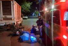 Motociclista muere tras chocar contra camioneta estacionada, en Uruapan