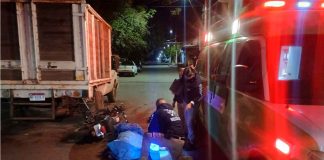 Motociclista muere tras chocar contra camioneta estacionada, en Uruapan