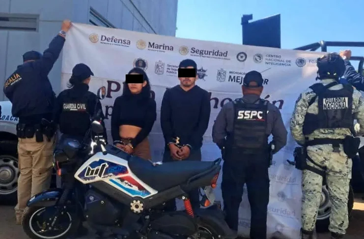 Capturan a pareja de motociclistas con “cristal”, en Uruapan