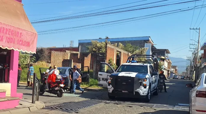 Choque de patrulla de la Policía Municipal y auto deja mujer lesionada, al oriente de Uruapan