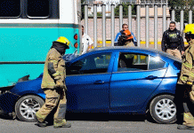 Auto choca contra retaguardia de camión de pasajeros en Calzada La Huerta, Morelia