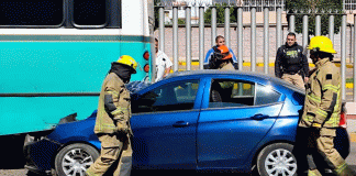 Auto choca contra retaguardia de camión de pasajeros en Calzada La Huerta, Morelia