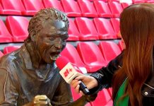 Insólito en televisión: reportera de Televisa “entrevista” a una estatua en pleno estadio