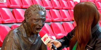 Insólito en televisión: reportera de Televisa “entrevista” a una estatua en pleno estadio