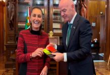 Infantino entrega tarjetas oficiales de la FIFA a Claudia Sheinbaum
