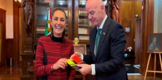 Infantino entrega tarjetas oficiales de la FIFA a Claudia Sheinbaum