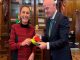 Infantino entrega tarjetas oficiales de la FIFA a Claudia Sheinbaum