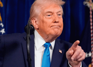 Petróleo se dispara por conflicto con Irán; Trump minimiza impacto económico